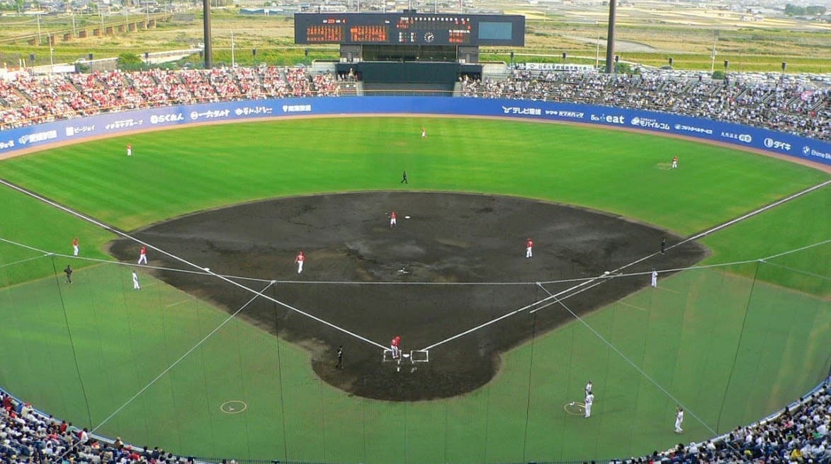 坊っちゃんスタジアム(松山中央公園野球場)