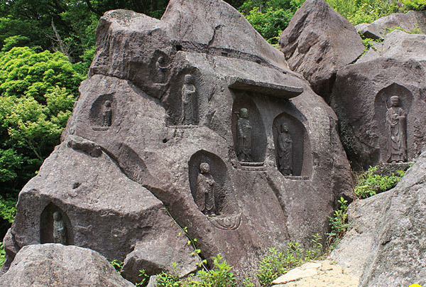 元箱根石仏群