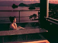 専用露天風呂付客室から見える下田湾の夕景