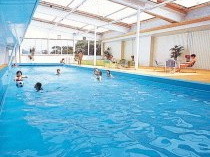 屋内温泉プール（通年利用可・無料）