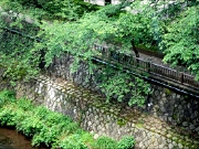 松川の畔の遊歩道
