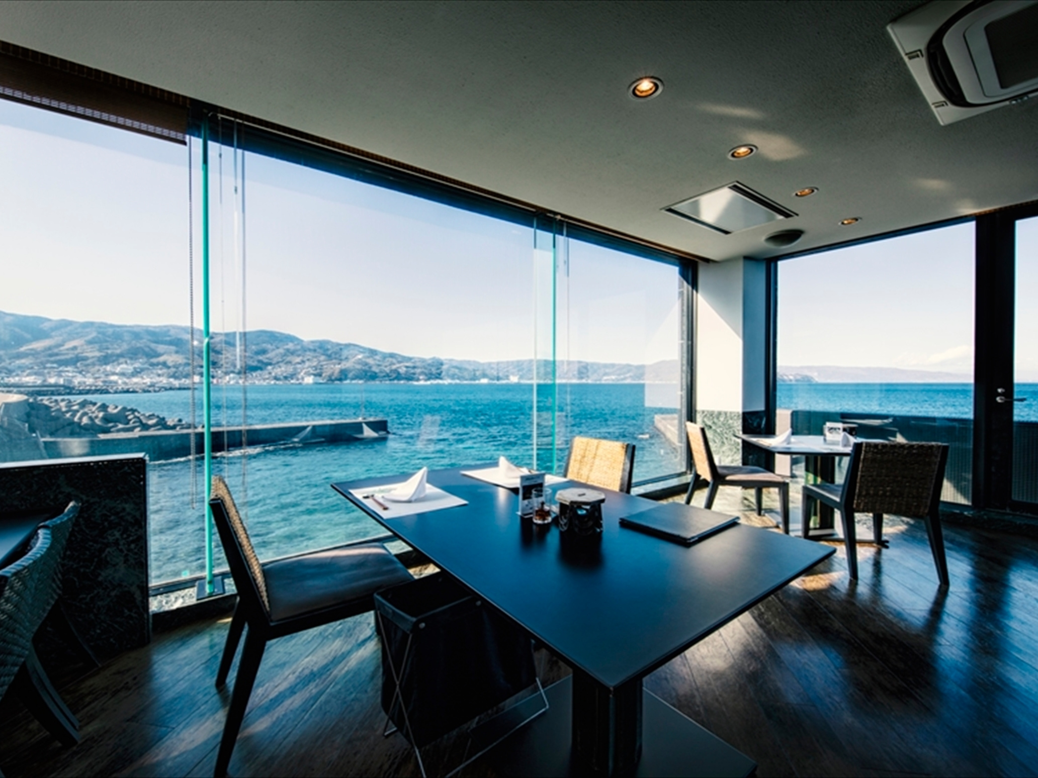 2F レストラン&バー「潮騒」